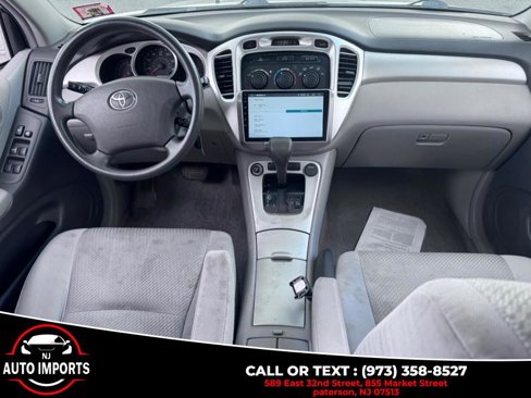 Used 2004 Toyota Highlander 4WD V6 w/ 3rd Row image 17