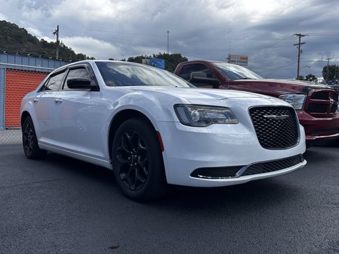 Used 2019 Chrysler 300 Touring w/ Sport Appearance Package image 18