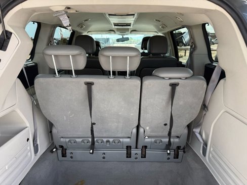 Used 2010 Volkswagen Routan SE image 27