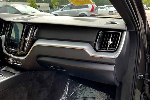 Used 2019 Volvo XC60 T5 Momentum w/ Multimedia Package image 17