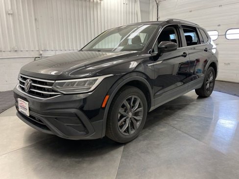 Used 2022 Volkswagen Tiguan SE w/ Panoramic Sunroof Package image 2