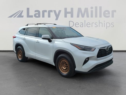 Used 2022 Toyota Highlander LE image 7