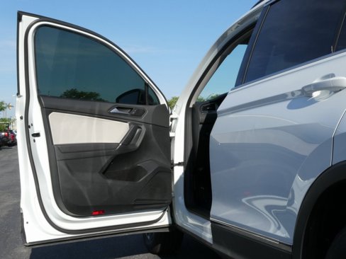 Used 2020 Volkswagen Tiguan SE image 25