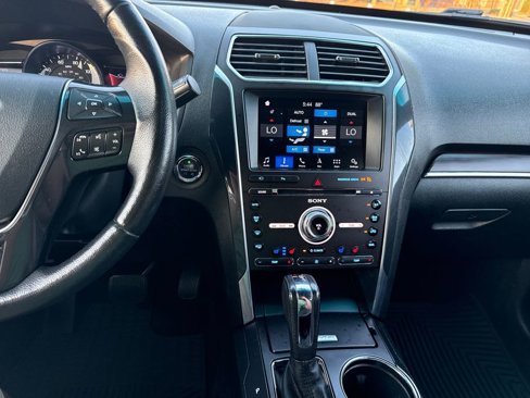 Used 2017 Ford Explorer Limited image 18
