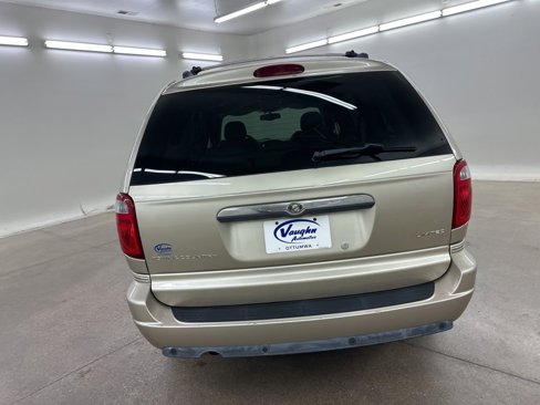 Used 2005 Chrysler Town & Country Limited image 10