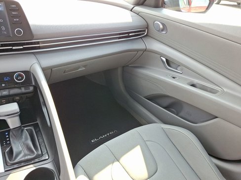 Used 2022 Hyundai Elantra SEL image 17