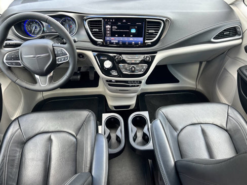 Used 2022 Chrysler Pacifica Touring-L image 16