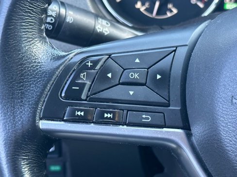 Used 2019 Nissan Rogue SV image 17
