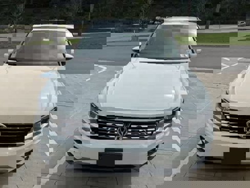 Used 2018 Volkswagen Tiguan S image 2