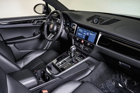 Certified 2025 Porsche Macan Turbo image 14