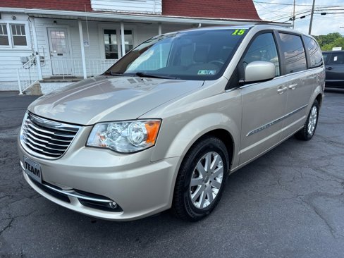 Used 2015 Chrysler Town & Country Touring image 3