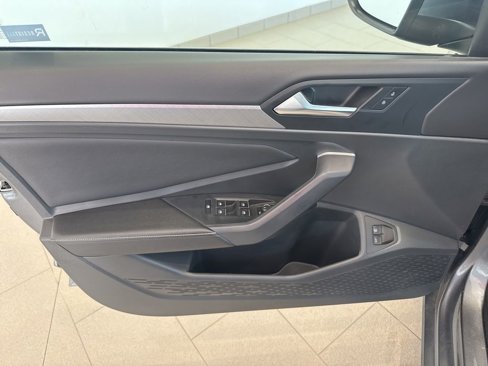 Used 2023 Volkswagen Jetta SE w/ Panoramic Sunroof Package image 12