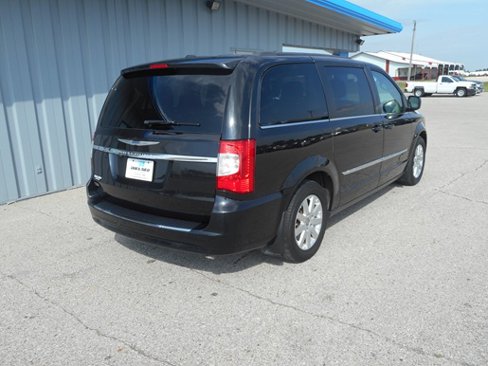 Used 2015 Chrysler Town & Country Touring image 6