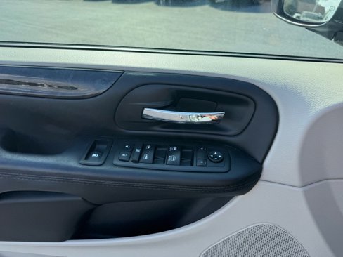 Used 2018 Dodge Grand Caravan SE w/ UConnect Hands-Free Group image 13