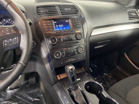 Used 2017 Ford Explorer XLT image 26