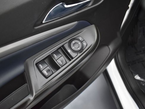 Used 2022 Chevrolet Bolt EUV LT w/ Convenience Package image 9