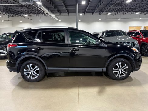 Used 2018 Toyota RAV4 LE image 8