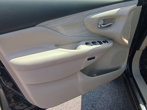 Used 2017 Nissan Murano Platinum image 12