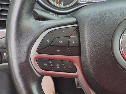 Used 2019 Jeep Cherokee Limited image 18
