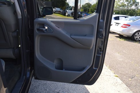Used 2010 Nissan Frontier SE image 29