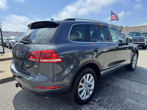 Used 2014 Volkswagen Touareg Sport image 9