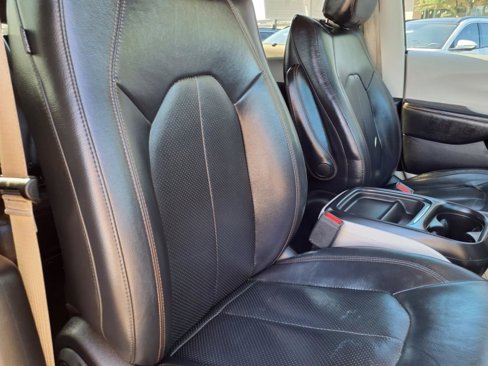 Used 2019 Chrysler Pacifica Touring-L image 12