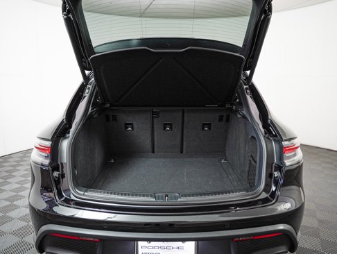 Certified 2023 Porsche Macan image 28