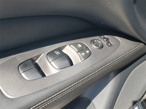 Used 2019 Nissan Pathfinder S image 27