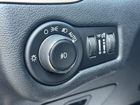 Used 2017 Jeep Cherokee Latitude w/ Safety/Convenience Group image 16