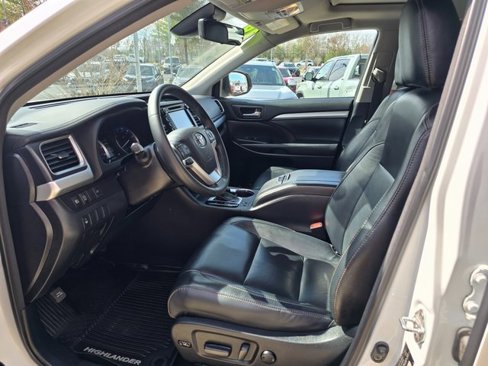 Used 2018 Toyota Highlander XLE image 2