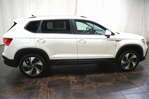 Certified 2024 Volkswagen Taos SE image 3