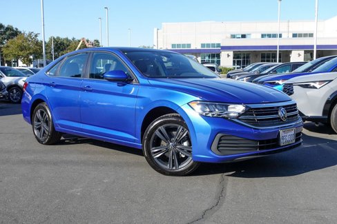 Used 2024 Volkswagen Jetta SE w/ Panoramic Sunroof Package image 2