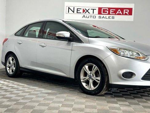 Used 2014 Ford Focus SE w/ SE Winter Package image 2