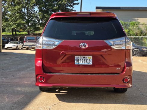 Used 2016 Toyota Sienna SE image 18