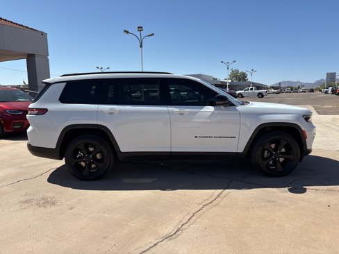 Used 2022 Jeep Grand Cherokee L Laredo image 4