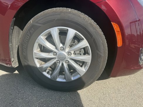 Used 2018 Chrysler Pacifica Touring-L Plus image 4