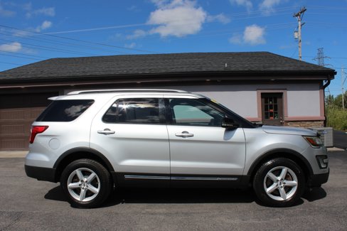 Used 2017 Ford Explorer XLT w/ Equipment Group 202A image 3