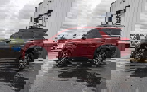 Used 2022 Nissan Pathfinder SV image 2
