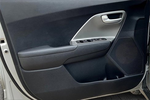 Certified 2019 Kia Niro LX image 18