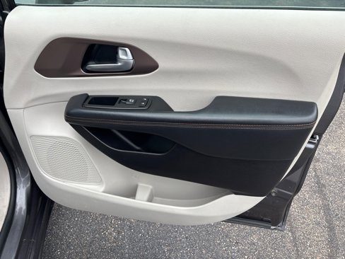 Used 2017 Chrysler Pacifica Touring image 32