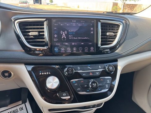 Used 2019 Chrysler Pacifica Limited image 17