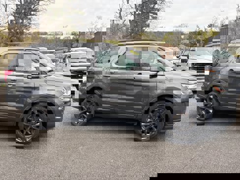 Used 2018 Ford Explorer XLT w/ Equipment Group 202A image 9