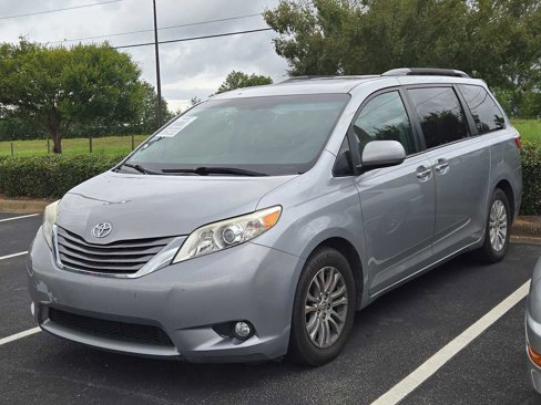 Used 2016 Toyota Sienna XLE image 6