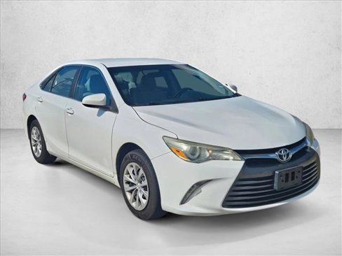 Used 2016 Toyota Camry LE image 3