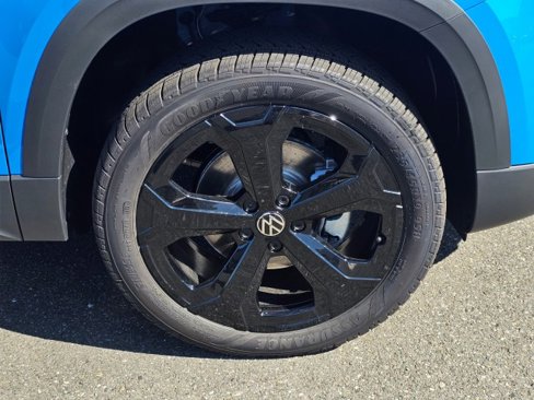 New 2025 Volkswagen Taos SE image 9