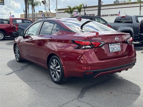 Used 2020 Nissan Versa SV image 3