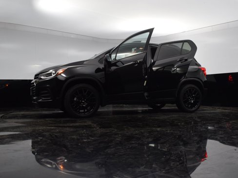 Used 2022 Chevrolet Trax LT w/ Midnight Edition image 35