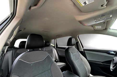 Used 2024 Volkswagen Taos SE image 28