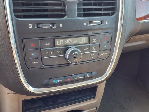 Used 2016 Chrysler Town & Country Touring image 12