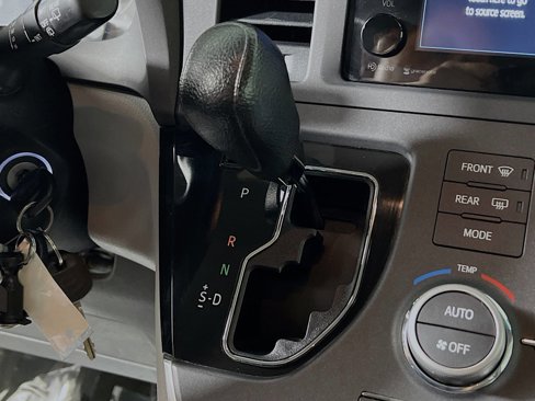 Used 2015 Toyota Sienna LE image 23